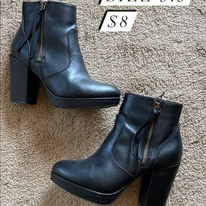 Shoes price listed send me a message depending which one you’re interested in